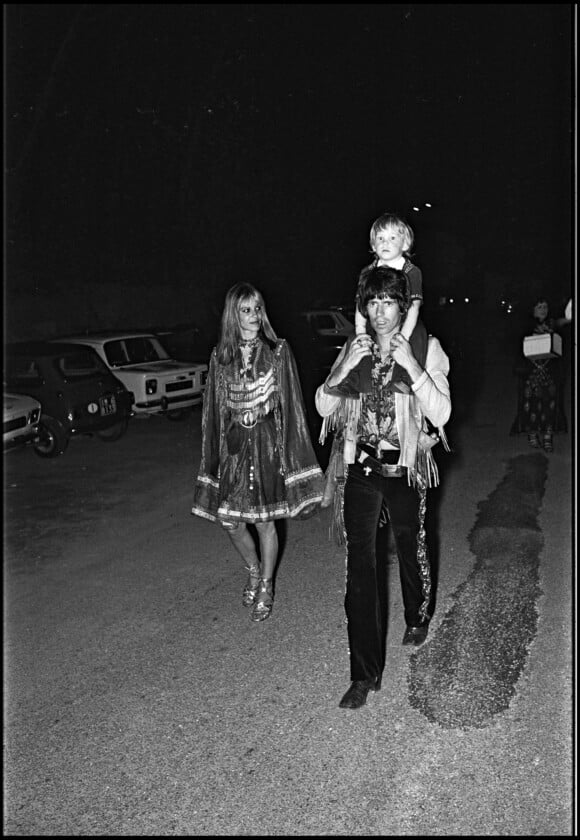 Keith Richard, sa compagne Anita Pallenberg et leur fils Marlon à Saint Tropez en 1971.