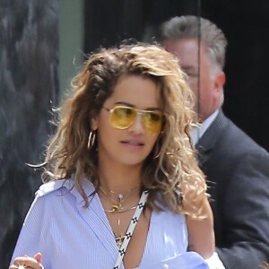 Exclusif - Rita Ora fait du shopping avec un ami à Beverly Hills le 11 juin 2017.