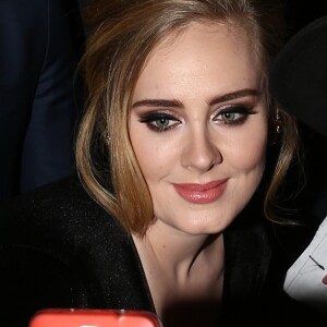 La chanteuse Adele rencontre ses fans lors de son arrivée à Milan en Italie le 4 décembre 2015.