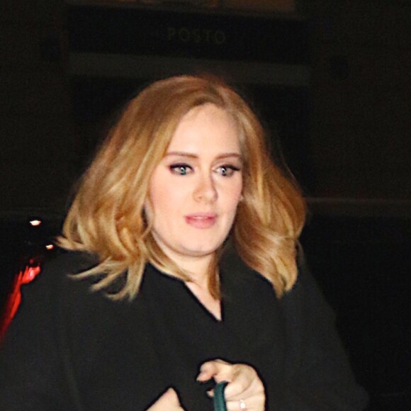 La chanteuse Adele arrive au Morimoto restaurant au Chelsea Market à New York, le 25 novembre 2015. Elle s'est ensuite rendu chez Nobu dans le quartier de Tribeca avant de rentrer à son hôtel. © CPA / Bestimage