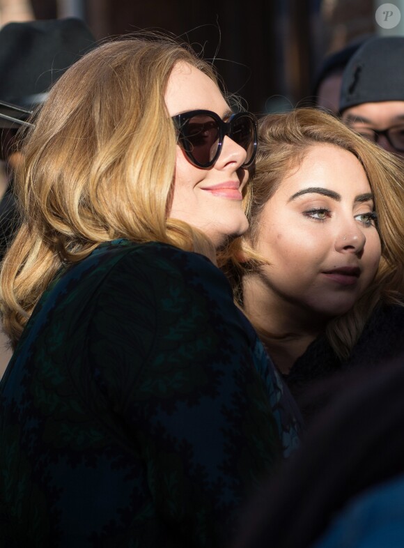 La chanteuse Adele rencontre ses fans dans la rue à New York, le 25 novembre 2015.