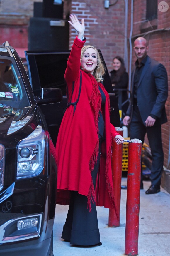 La chanteuse Adele salue ses fans habillée d'un manteau rouge au Joe's pub de New York le 20 novembre 2015 © CPA/Bestimage