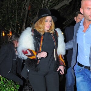 La chanteuse Adele quitte l'hôtel Waverly Inn de New York le 20 novembre 2015. Elle porte un gilet original fait de fourrure et de motifs colorés. © CPA/Bestimage