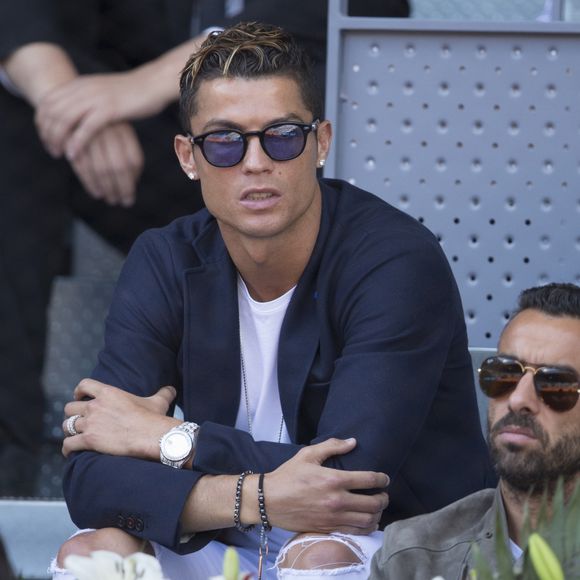 Cristiano Ronaldo assiste à la demi-finale entre R Nadal et N Djokovic lors du Mutua Madrid Open Tennis à la Caja Magica, à Madrid, le 13 mai 2017.