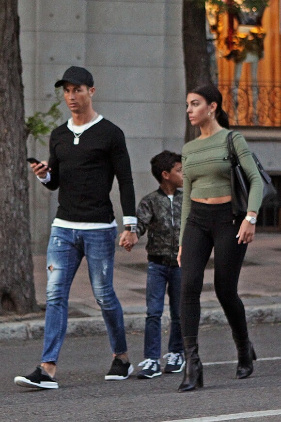 Cristiano Ronaldo se promène avec son fils Cristiano Ronaldo Jr et sa compagne Georgina Rodriguez à Madrid, le 20 avril 2017.