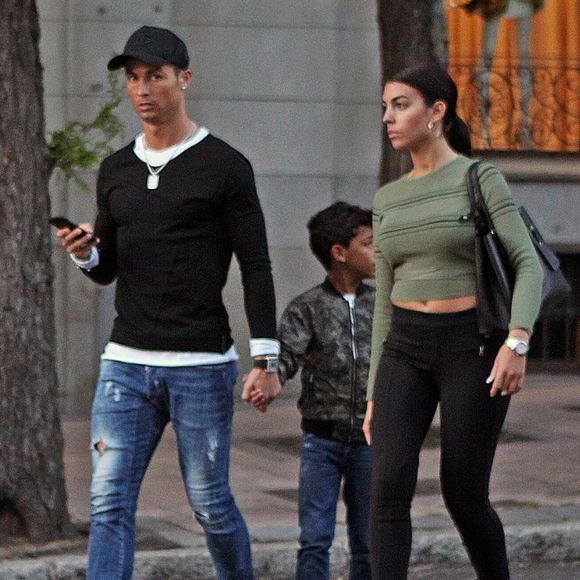 Cristiano Ronaldo se promène avec son fils Cristiano Ronaldo Jr et sa compagne Georgina Rodriguez à Madrid, le 20 avril 2017.