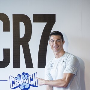 Cristiano Ronaldo au photocall de la marque CR7 fitness sous les yeux de sa compagne G.Rodriguez à Madrid le 13 mars 2017.