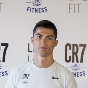 Cristiano Ronaldo au photocall de la marque CR7 fitness sous les yeux de sa compagne G.Rodriguez à Madrid le 13 mars 2017.