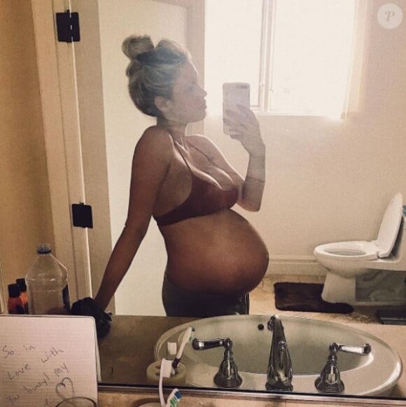"J'ai l'impression d'être enceinte depuis trois ans", écrit Kayla Rae Reid en légende de sa photo publiée sur Instagram. Juin 2017.