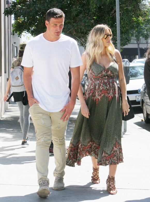 Ryan Lochte et sa compagne Kayla Reid, enceinte, vont déjeuner à West Hollywood. Los Angeles, le 24 mars 2017.