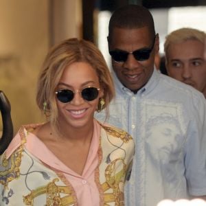 La chanteuse Beyoncé et le chanteur Jay Z sortent du magasin Just Cavalli à Milan, le 18 juillet 2016.