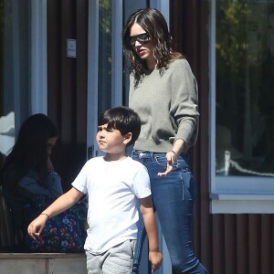 Exclusif - Miranda Kerr est allée manger des glaces en famille avec son fils Flynn, son père John et ses grand-parents chez Sweet Rose Creamery à Brentwood, le 26 mai 2017