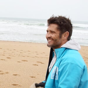 Exclusif - L'ancien footballeur et présentateur télé Bixente Lizarazu nettoie les plages d'Anglet avec des écoliers en ouverture des journées nationales du nettoyage le 17 mars 2017. Cette opération est à l'initiative de Surfrider Foundation Europe dont Bixente Lizarazu est un des parrains. © Patrick Bernard / Christophe de Prada / Bestimage  Exclusive - For Germany please call for price - No web en Suisse / Belgique Former footballer and television presenter Bixente Lizarazu cleans the beaches of Anglet with schoolchildren on opening of the national cleaning days on 17 March 201717/03/2017 - Anglet