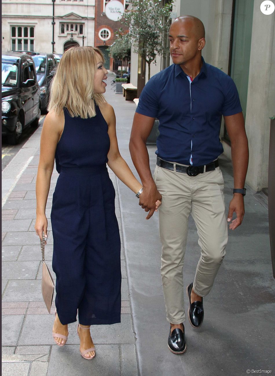 Katie Piper et son mari Richard Sutton se promènent dans les rues de ...