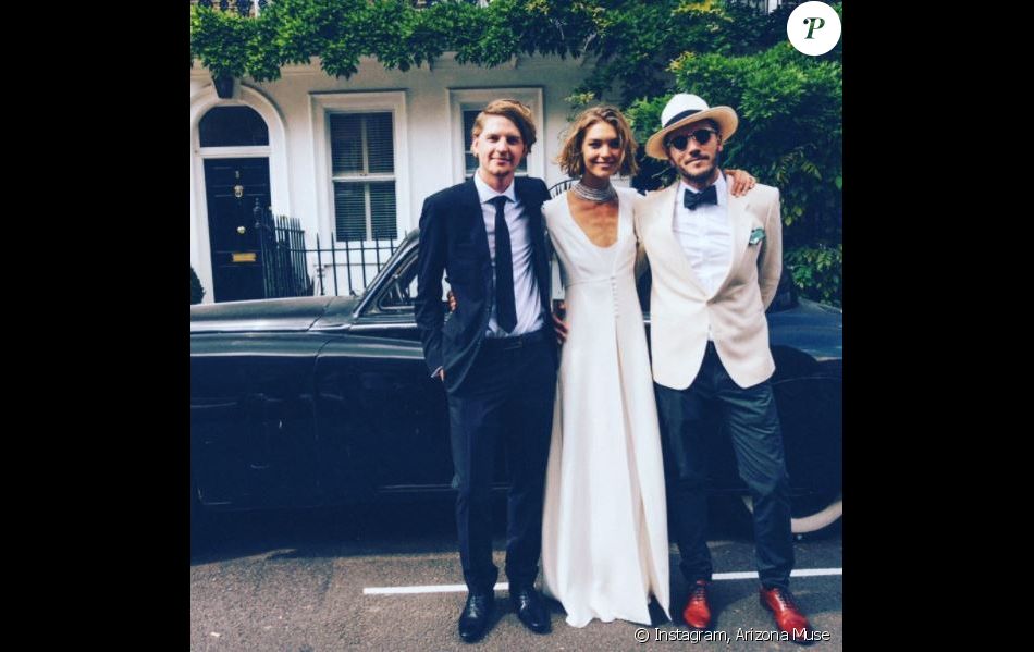 Theodore Muse et les mariés, sa grande soeur Arizona Muse et Boniface Verney-Carron. Londres, le 17 juin 2017.