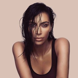 Kim Kardashian lance sa marque de produits de beauté, KKW BEAUTY. Juin 2017.