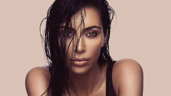 Kim Kardashian : Se fonce-t-elle la peau volontairement ? Elle répond