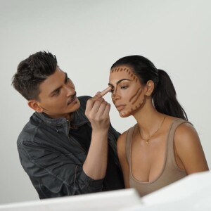 Le maquilleur Mario Dedivanovic et Kim Kardashian - Kim Kardashian lance sa marque de produits de beauté, KKW BEAUTY. Juin 2017.