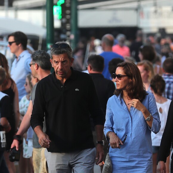 Semi-exclu - Michel Cymes se promène avec sa femme Nathalie et ses trois enfants à Saint-Tropez le 27 juillet 2016.