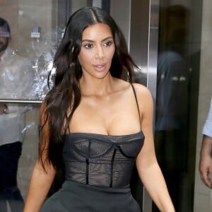 Kim Kardashian sort d'un building à New York, le 14 juin 2017.
