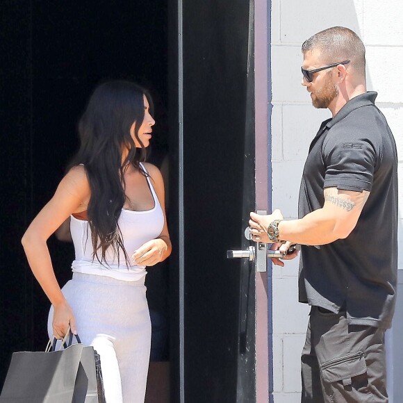 Exclusif - Kim Kardashian sort d' un studio à Los Angeles avec des sacs à la main, le 17 Juin 2017.