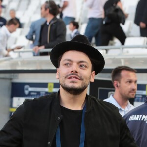 Kev Adams assiste au match de football Bordeaux/ Marseille au stade de Bordeaux le 14 Mai 2107. © Patrick Bernard-Quentin Salinier/ Bestimage