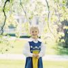 La princesse Estelle de Suède, fille de la princesse héritière Victoria, photographiée en tenue traditionnelle dans le jardin du palais Haga le 6 juin 2017 par Erika Gerdemark pour de nouvelles photos officielles à l'occasion de l'été. © Erika Gerdemark / Cour royale de Suède