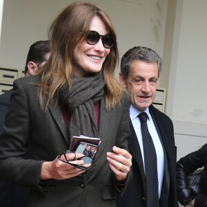 L'ancien président Nicolas Sarkozy et sa femme Carla Bruni-Sarkozy votent pour le second tour des élections présidentielles au lycée La Fontaine à Paris le 7 mai 2017.