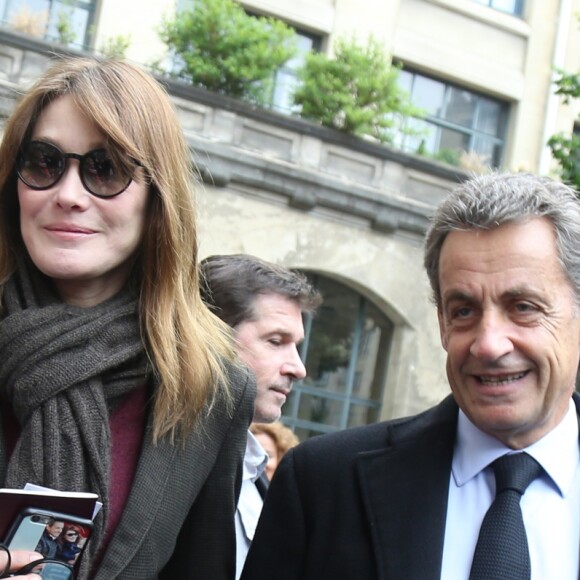 L'ancien président Nicolas Sarkozy et sa femme Carla Bruni-Sarkozy votent pour le second tour des élections présidentielles au lycée La Fontaine à Paris le 7 mai 2017.