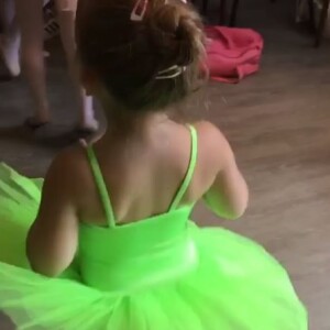 Carla Bruni-Sarkozy très fière de sa fille Giulia qui participe à son spectacle de danse de fin d'année, le 24 juin 2017.