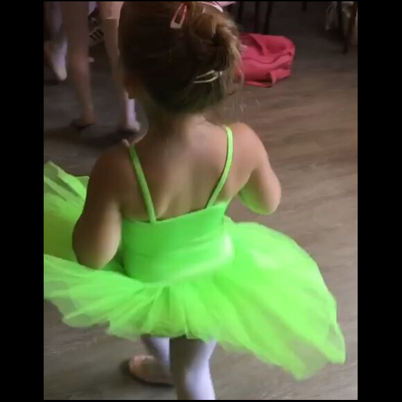 Carla Bruni-Sarkozy très fière de sa fille Giulia qui participe à son spectacle de danse de fin d'année, le 24 juin 2017.