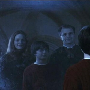 Harry Potter avec ses parents Lily et James dans le Miroir du Riséd.