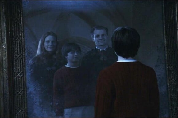 Harry Potter avec ses parents Lily et James dans le Miroir du Riséd.