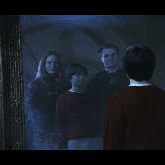 Harry Potter avec ses parents Lily et James dans le Miroir du Riséd.