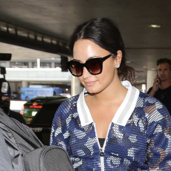 Demi Lovato arrive à l'aéroport LAX de Los Angeles, le 21 juin 2017.