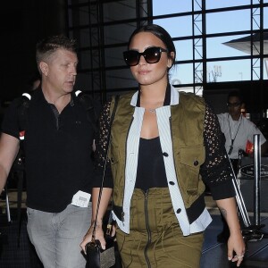 Demi Lovato prend un vol à l'aéroport LAX de Los Angeles, le 17 juin 2017.