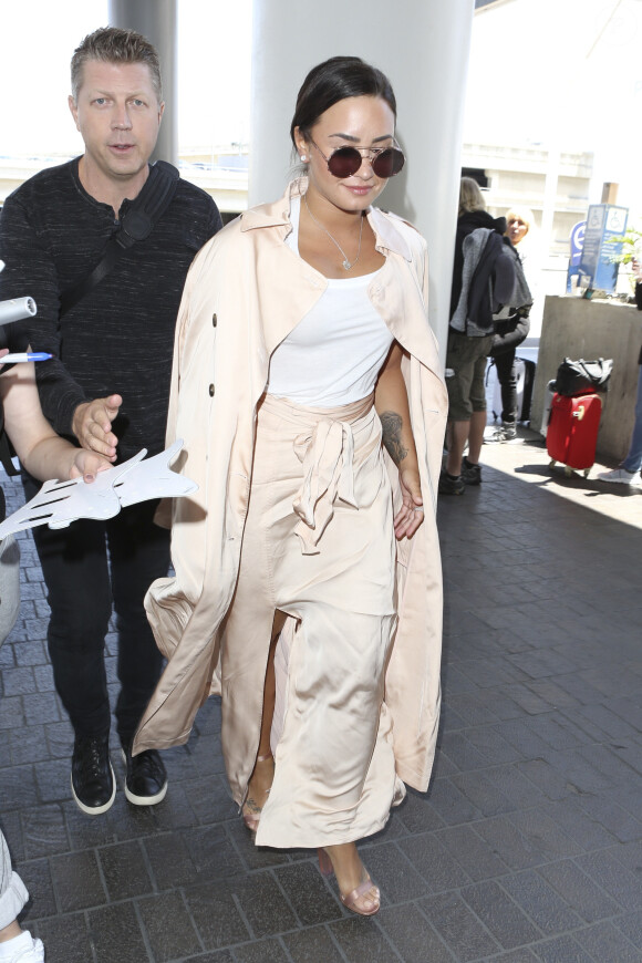 Demi Lovato arrive à l'aéroport de Los Angeles (LAX), le 16 mai 2017. © CPA/Bestimage
