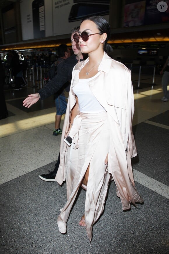 Demi Lovato arrive à l'aéroport de Los Angeles (LAX), le 16 mai 2017.