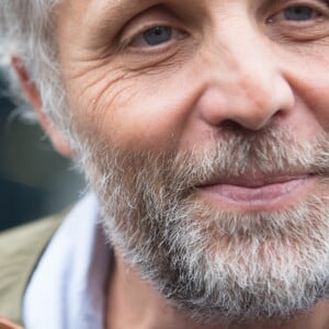 Stéphane Guillon lors du rassemblement devant les locaux de iTélé à Boulogne Billancourt au neuvième jour de grève de la société des journalistes le 25 octobre 2016.