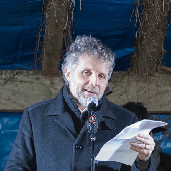 Stéphane Guillon lors d'un rassemblement dans le petit jardin Ilan-Halimi (XIIe), dans le sud-est de Paris, à l'invitation du collectif Haverim. © Pierre Perusseau/Bestimage