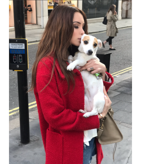 Nabilla et sa chienne Pita, le 6 avril à Londres.