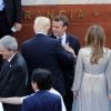 Le président français Emmanuel Macron salue chaleureusement le président américain Donald Trump et sa femme Mélania Trump - Concert au théâtre grec de Taormine dans le cadre du sommet du G7 en Sicile le 26 mai 2017 © Sébastien Valiela / Bestimage