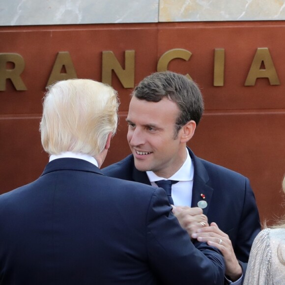 Le président français Emmanuel Macron salue chaleureusement le président américain Donald Trump et sa femme Mélania Trump - Concert au théâtre grec de Taormine dans le cadre du sommet du G7 en Sicile le 26 mai 2017 © Sébastien Valiela / Bestimage