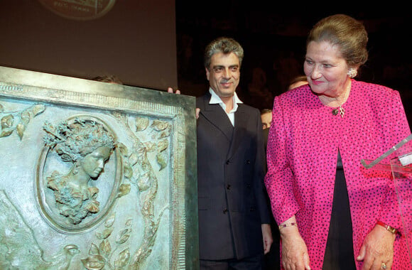 Simone Veil et Enrico Macias à la Sorbonne à Paris, en 1999