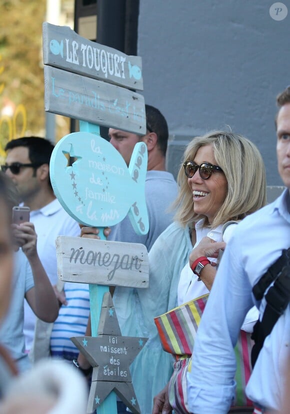 La première dame Brigitte Macron (Trogneux) part en vélo à la plage avec sa fille Tiphaine Auzière, son compagnon Antoine et leurs enfants Elise et Aurèle au Touquet, le 17 juin 2017  © Dominique Jacovides/Sébastien Valiela/Bestimage