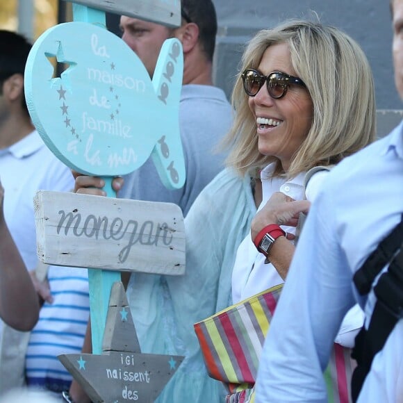 La première dame Brigitte Macron (Trogneux) part en vélo à la plage avec sa fille Tiphaine Auzière, son compagnon Antoine et leurs enfants Elise et Aurèle au Touquet, le 17 juin 2017  © Dominique Jacovides/Sébastien Valiela/Bestimage