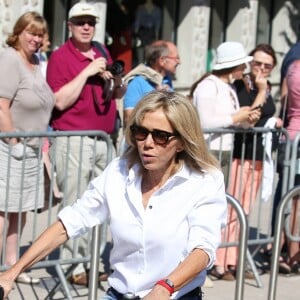 La première dame Brigitte Macron (Trogneux) part en vélo à la plage avec sa fille Tiphaine Auzière, son compagnon Antoine et leurs enfants Elise et Aurèle au Touquet, le 17 juin 2017 © Dominique Jacovides/Sébastien Valiela/Bestimage