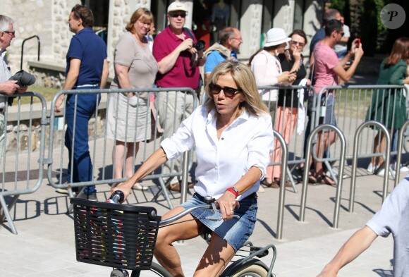 La première dame Brigitte Macron (Trogneux) part en vélo à la plage avec sa fille Tiphaine Auzière, son compagnon Antoine et leurs enfants Elise et Aurèle au Touquet, le 17 juin 2017 © Dominique Jacovides/Sébastien Valiela/Bestimage