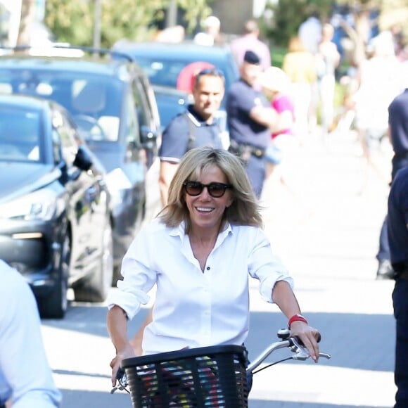 La première dame Brigitte Macron (Trogneux) part en vélo à la plage avec sa fille Tiphaine Auzière, son compagnon Antoine et leurs enfants Elise et Aurèle au Touquet, le 17 juin 2017 © Dominique Jacovides/Sébastien Valiela/Bestimage