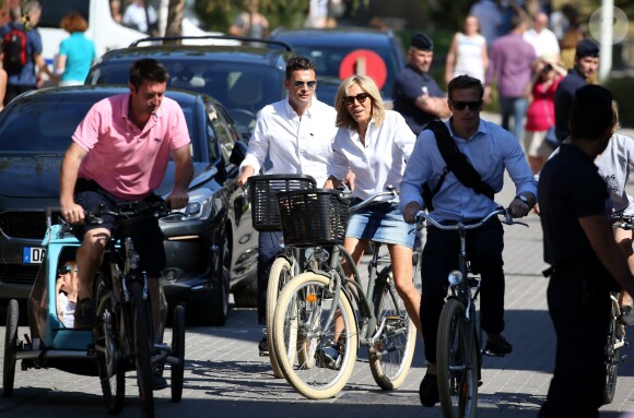 La première dame Brigitte Macron (Trogneux) part en vélo à la plage avec sa fille Tiphaine Auzière, son compagnon Antoine et leurs enfants Elise et Aurèle au Touquet, le 17 juin 2017 © Dominique Jacovides/Sébastien Valiela/Bestimage